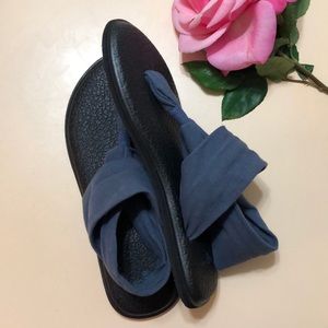 Sanuk Shoes - Sanuk Recycled Blue Yoga Thong Sandals Like New Sanuk Shoes - Sanuk Recycled Blue Yoga Thong Sandals Like New